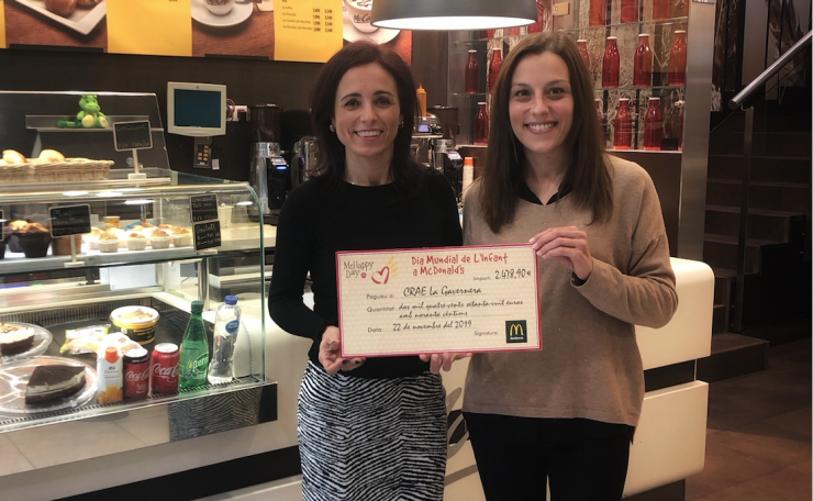 Marta Marinello fa entrega del xec a la directora del centre Aurembiaix Semis.